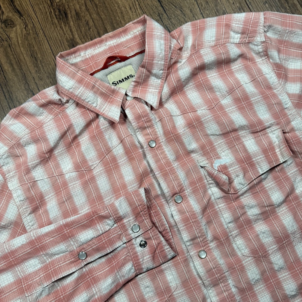 Simms Fishing Pearl Snap Shirt Mens M Coral White Plaid Seersucker Sawtooth Vent